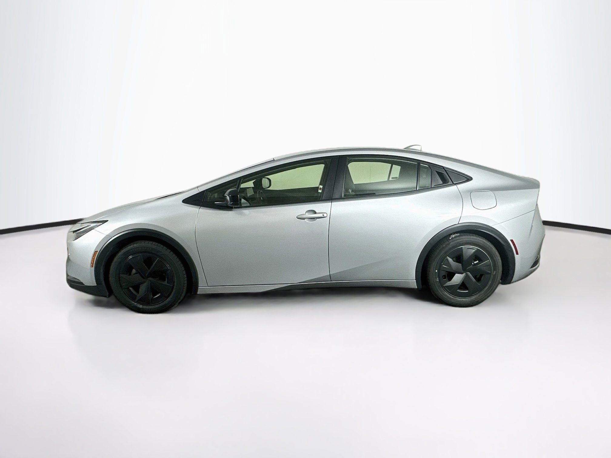 Used 2025 Toyota Prius LE FWD image 4