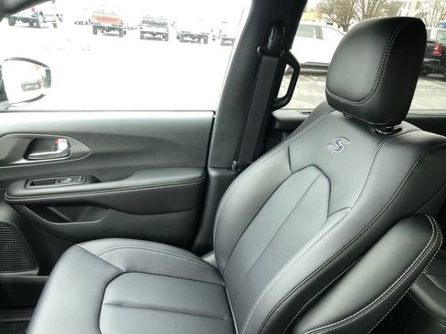 New 2026 Chrysler Pacifica Select image 32