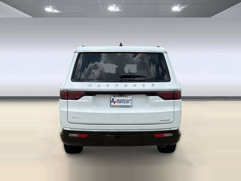 Used 2024 Jeep Wagoneer L Series II w/ Flexible Seating Group RWD image 10