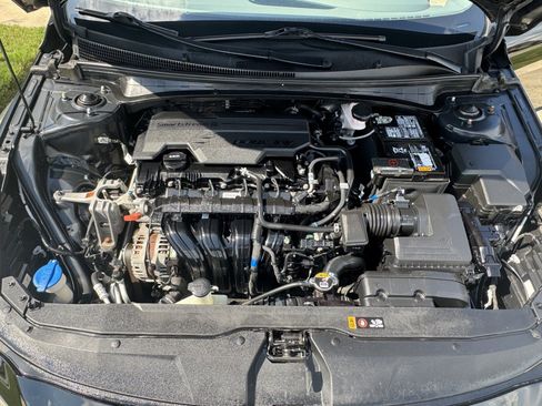 Used 2021 Hyundai Elantra SE FWD image 16