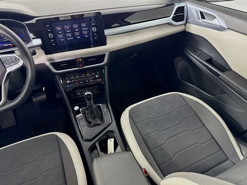 Used 2025 Volkswagen Taos SE image 29