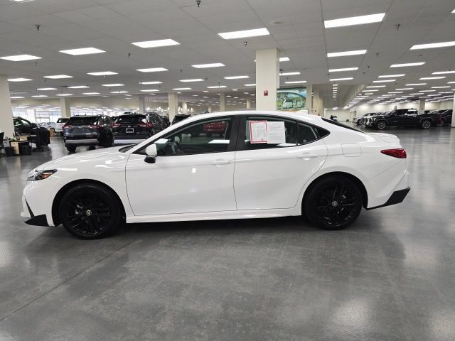Used 2025 Toyota Camry SE AWD/4WD image 3