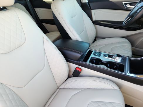 Used 2024 Ford Edge Titanium image 12