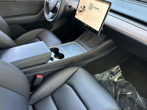 Used 2025 Tesla Model Y Long Range RWD image 34