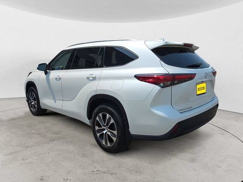 Used 2021 Toyota Highlander XLE AWD/4WD image 7