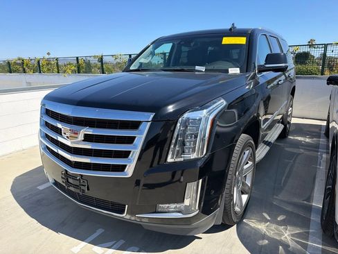 Used 2018 Cadillac Escalade Luxury RWD image 2