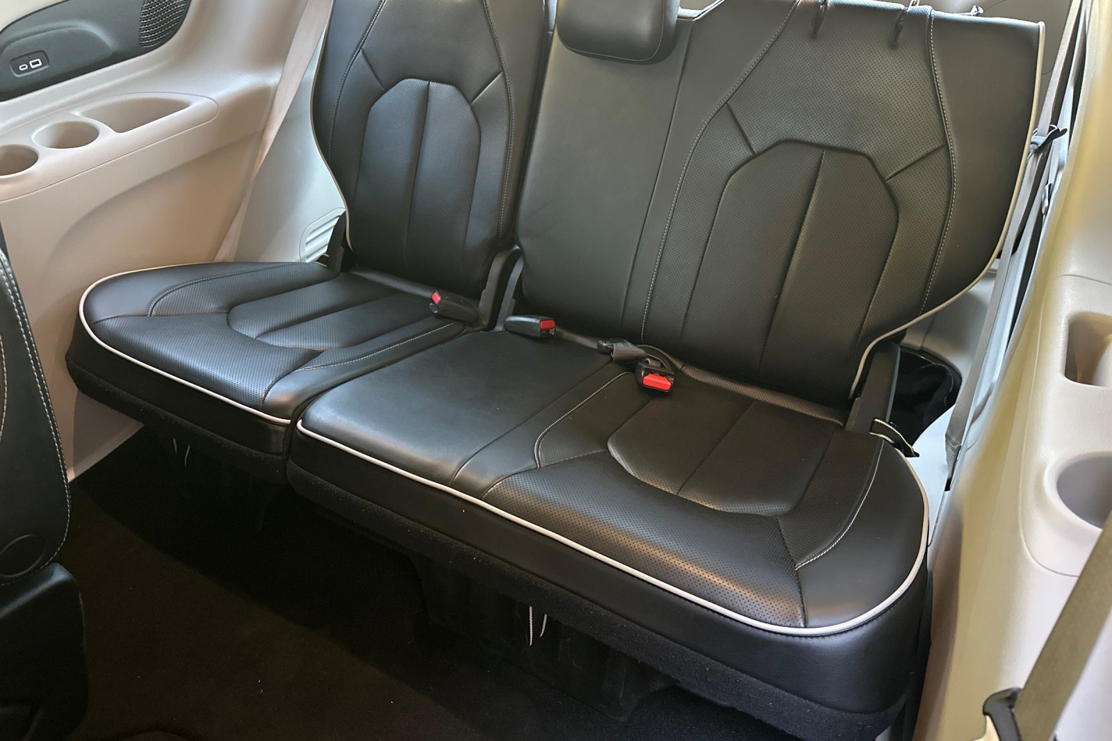 Used 2023 Chrysler Pacifica Limited FWD image 19
