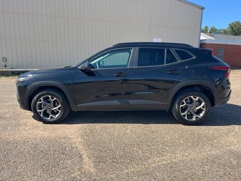Used 2025 Chevrolet Trax LT FWD image 4
