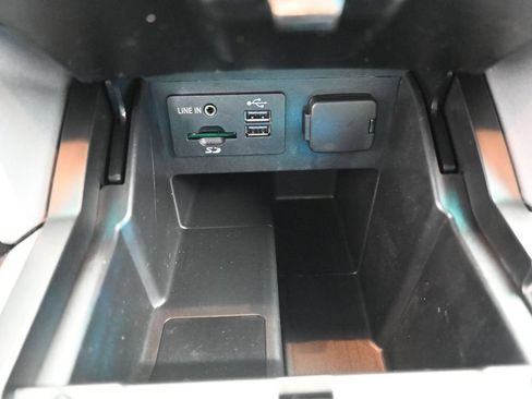 Used 2015 Ford Explorer XLT w/ Equipment Group 202B AWD/4WD image 19