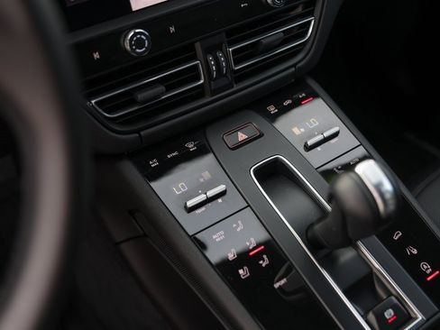 Used 2025 Porsche Macan image 19