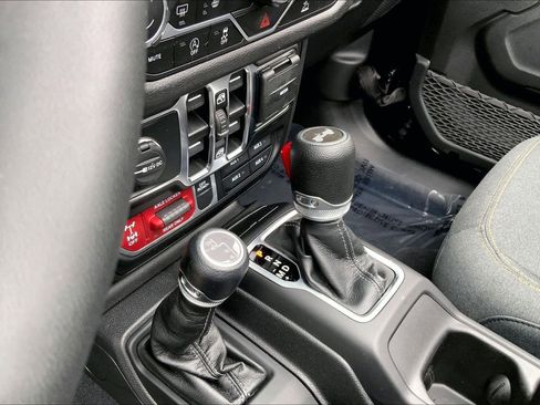 Used 2024 Jeep Wrangler Unlimited Sport AWD/4WD image 13