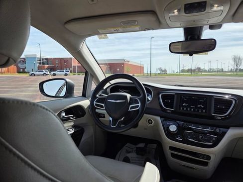 Used 2018 Chrysler Pacifica Touring-L FWD image 53