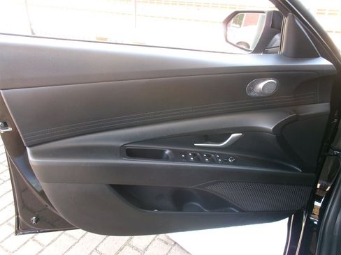 Used 2023 Hyundai Elantra SE FWD image 9