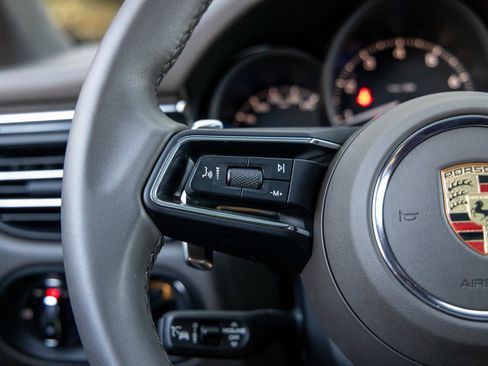 Certified 2025 Porsche Macan image 30