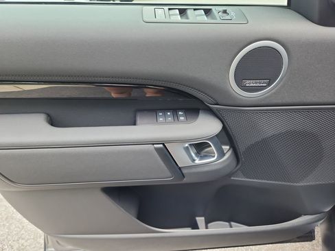 Used 2025 Land Rover Discovery S image 24