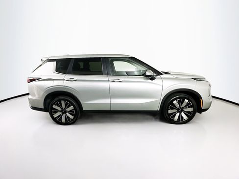 Used 2025 Mitsubishi Outlander SE image 10