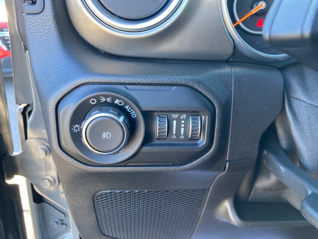 Used 2018 Jeep Wrangler Unlimited Sahara AWD/4WD image 19