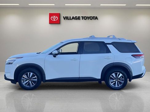 Used 2024 Nissan Pathfinder SL image 2