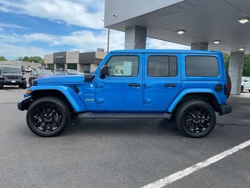 Used 2023 Jeep Wrangler Unlimited Sahara w/ Cold Weather Group AWD/4WD image 8