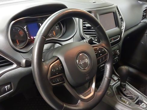 Used 2019 Jeep Cherokee Latitude w/ Cold Weather Group AWD/4WD image 17