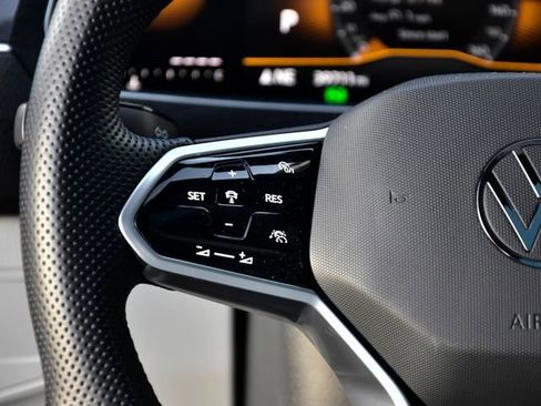 Used 2023 Volkswagen Tiguan SE R-Line image 19