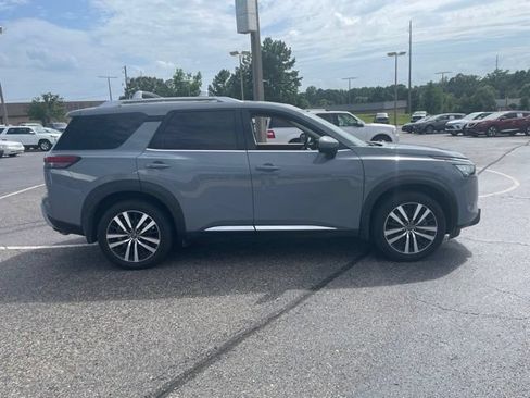 Used 2025 Nissan Pathfinder Platinum FWD image 2