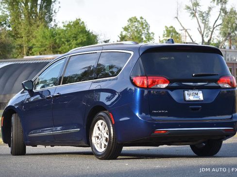 Used 2020 Chrysler Pacifica Touring-L FWD image 7