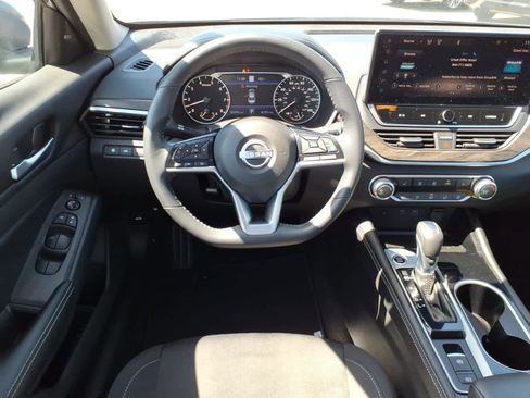 Used 2024 Nissan Altima 2.5 SV w/ SV Premium Package AWD/4WD image 14