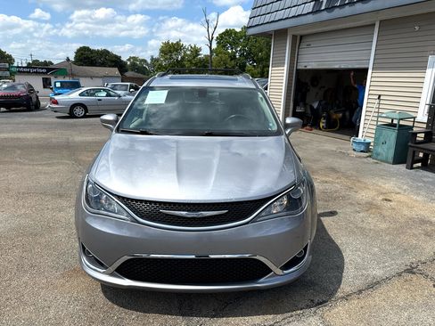 Used 2018 Chrysler Pacifica Touring-L Plus w/ Tire & Wheel Group image 15