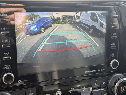 Used 2022 Toyota Highlander XLE image 22