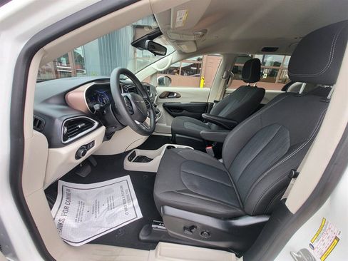Used 2023 Chrysler Voyager LX FWD image 8