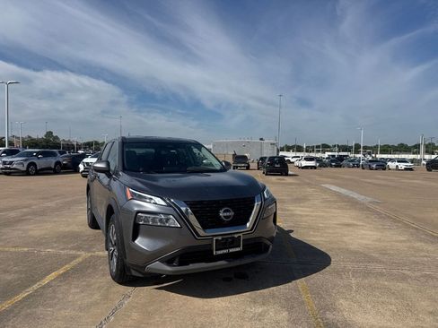 Certified 2023 Nissan Rogue SV FWD image 2