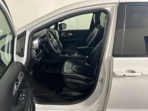 Certified 2023 Chrysler Pacifica Limited w/ Uconnect Theater Family Group FWD image 20