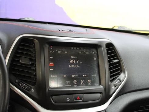Used 2016 Jeep Cherokee Trailhawk w/ Leather Interior Group AWD/4WD image 18