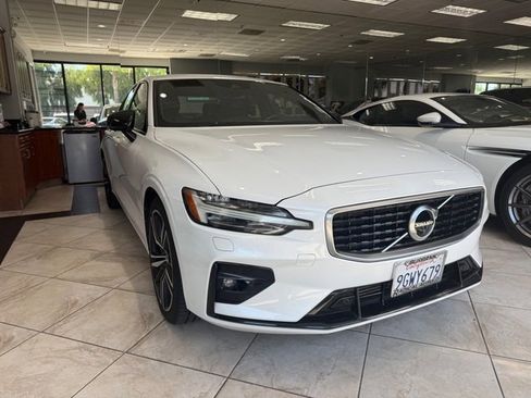 Used 2020 Volvo S60 T6 R-Design image 2