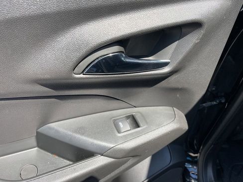 Used 2025 Chevrolet Trax RS FWD image 38