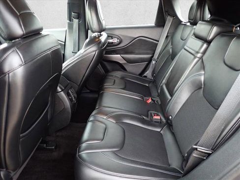 Used 2019 Jeep Cherokee Latitude Plus w/ Cold Weather Group AWD/4WD image 9