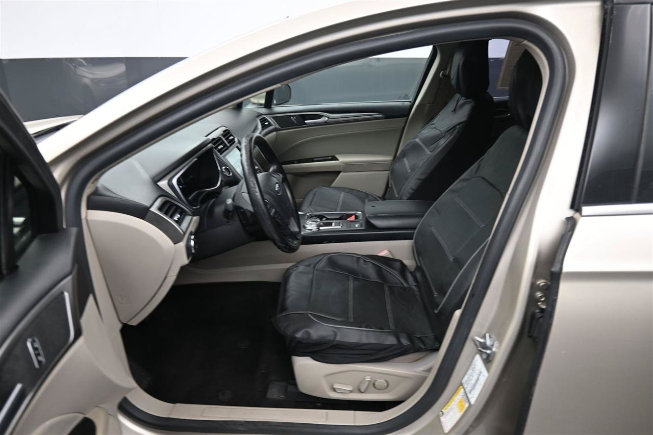 Used 2017 Ford Fusion SE w/ Fusion SE Technology Package FWD image 11