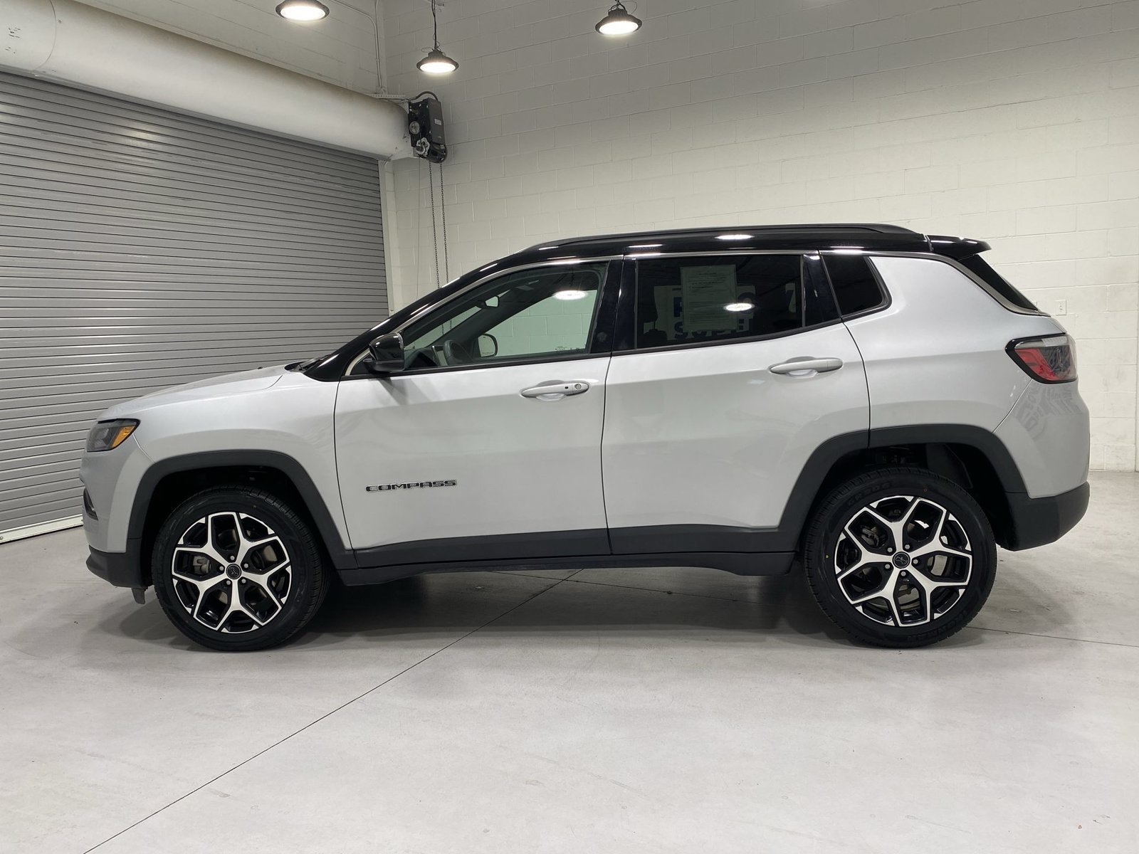 Used 2025 Jeep Compass Limited AWD/4WD image 5