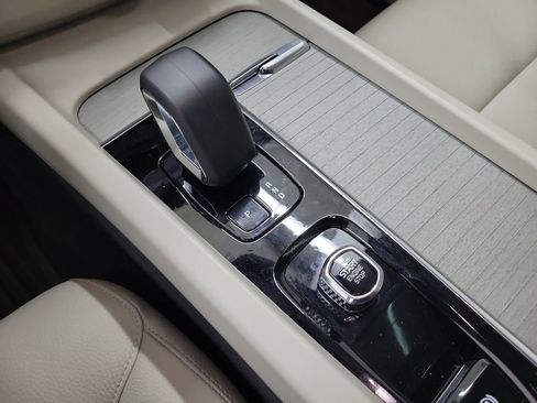 Certified 2024 Volvo XC60 T8 Plus w/ Protection Package Premier image 31