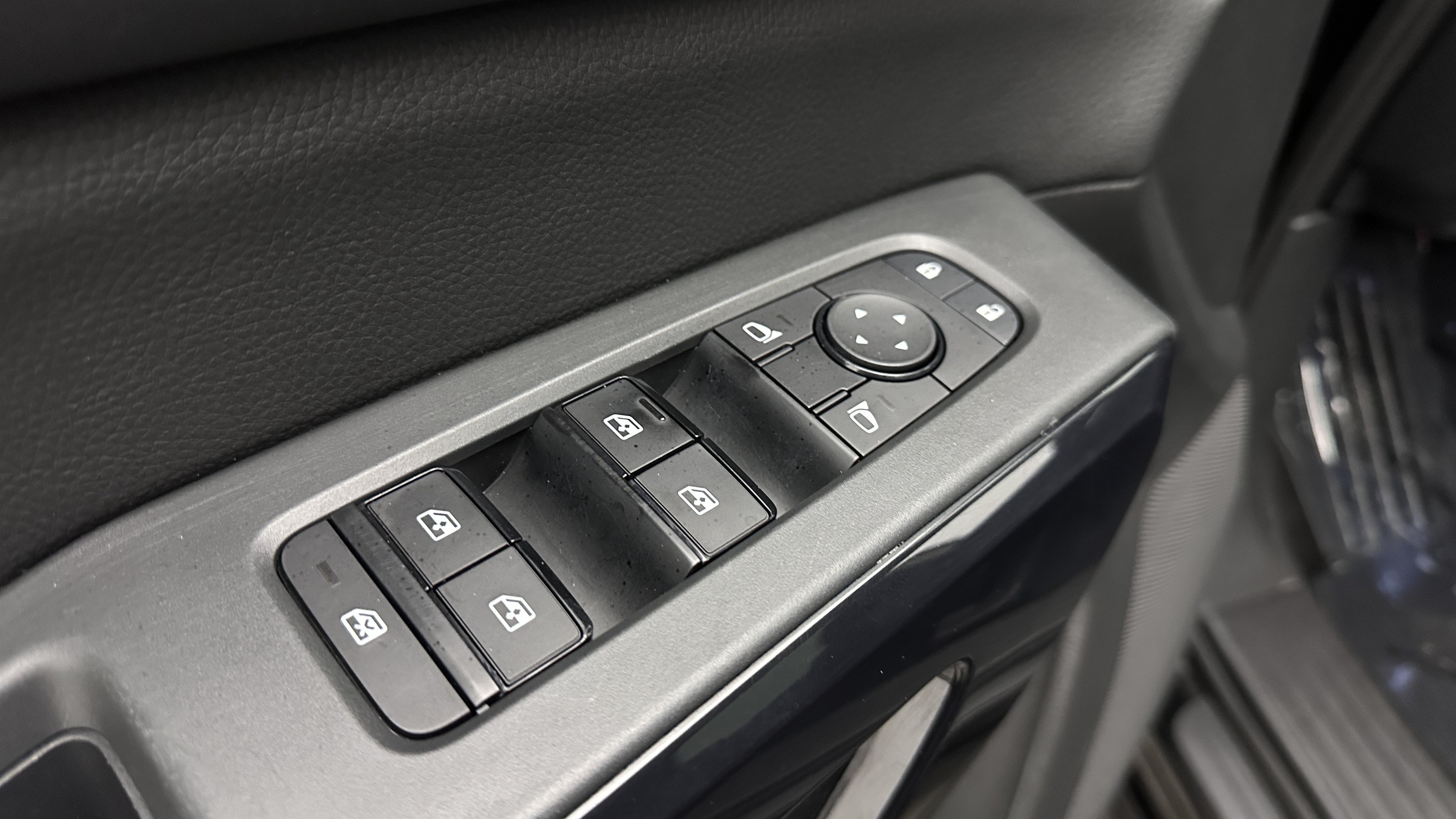 Used 2023 Nissan Pathfinder SV FWD image 11