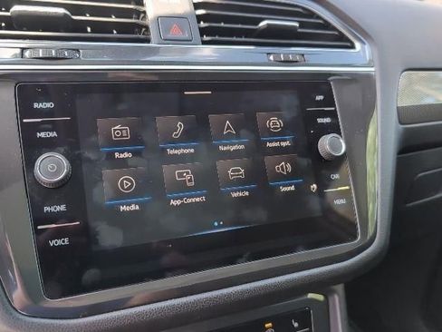 Used 2022 Volkswagen Tiguan SE w/ Panoramic Sunroof Package FWD image 14