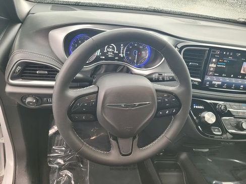 Used 2024 Chrysler Pacifica Touring image 30