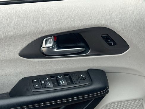 Used 2022 Chrysler Pacifica Touring-L image 17