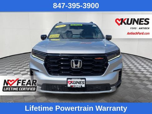 Used 2025 Honda Pilot TrailSport image 2
