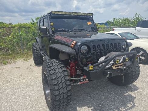 Used 2011 Jeep Wrangler Unlimited Rubicon w/ Connectivity Group AWD/4WD image 5