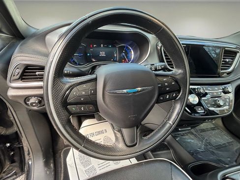 Used 2019 Chrysler Pacifica Limited w/ Advanced Safetytec Group FWD image 8