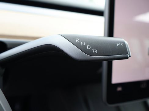 Used 2023 Tesla Model Y Standard Range image 41