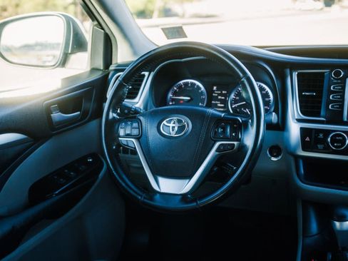 Used 2018 Toyota Highlander XLE w/ Carpet Mat Package (TMS) image 22