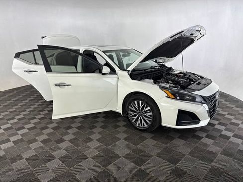 Used 2025 Nissan Altima 2.5 SV w/ SV Premium Package AWD/4WD image 12